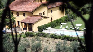 A large yellow villa with a swimming pool and sun loungers. - Agriturismo Il Bellini (Castelfranco Piandisco)