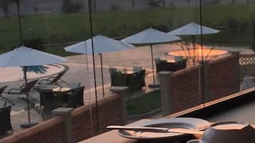 2 restaurants, breakfast, lunch served; local and international cuisine