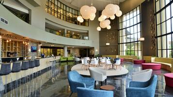 2 Restaurants, Frühstück, Mittagessen, lokale und internationale Küche