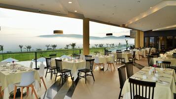 2 restaurants, breakfast, lunch served; local and international cuisine