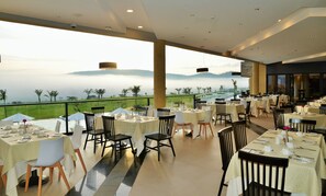 2 restaurants, spécialités Cuisine locale et internationale