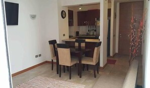 Apartment, 1 Schlafzimmer | Essbereich im Zimmer
