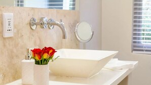 The Hillcrest | Bathroom sink - The Hillcrest (Cape Town)