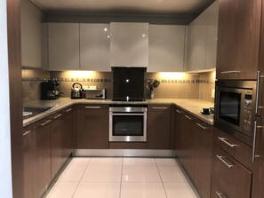 2 Bedroom Apartment | Private kitchen | Full-size fridge, microwave, oven, stovetop - Cape Royale (Cape Town)