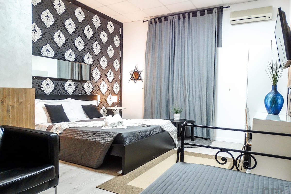 Triple Room | Minibar, in-room safe, desk, soundproofing
