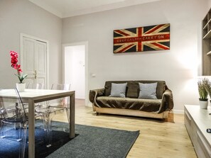 Appartement, 2 slaapkamers, keuken | Een minibar, een kluis op de kamer, een bureau, geluiddichte muren