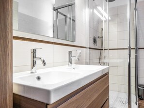 Ducha, artículos de tocador gratuitos, secador de pelo, bidet