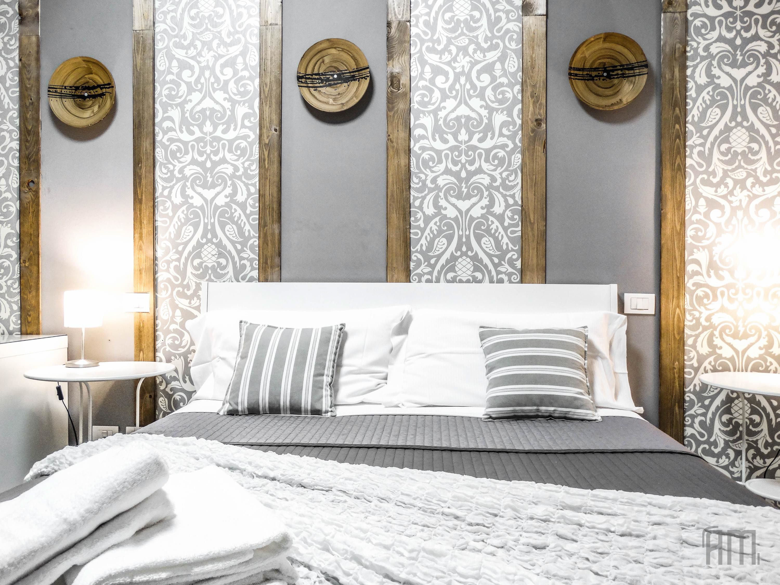 ميني بار وخزنة داخل الغرفة ومكتب وتجهيزات عازلة للصوت