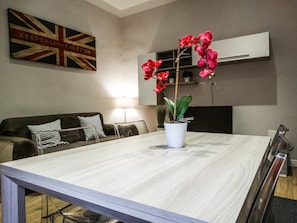 Apartamento, 2 quartos, cozinha | Frigobar, cofres nos quartos, escrivaninha, quartos à prova de som