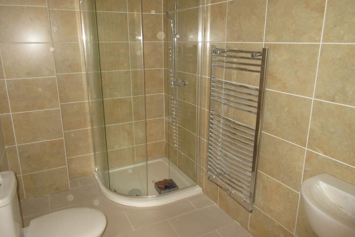 Quarto casal conforto | Banheiro | Chuveiro, chuveiro com efeito de chuva, produtos de toalete grátis