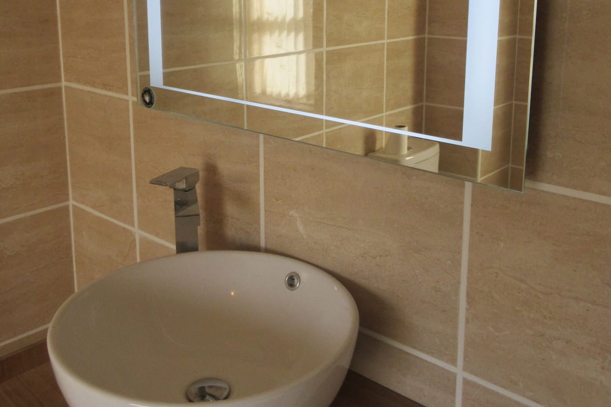 Quarto casal luxo | Banheiro | Chuveiro, chuveiro com efeito de chuva, produtos de toalete grátis