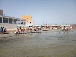 Ubicación a pie de playa y arena blanca