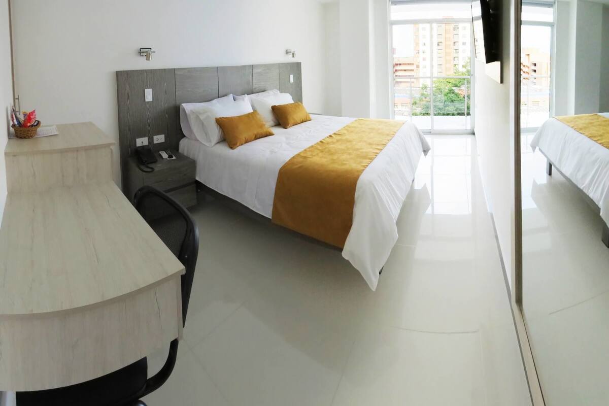 Minibar, in-room safe, desk, WiFi (free)