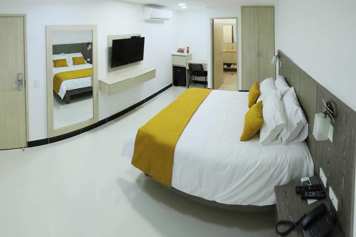 Junior Suite | Minibar, in-room safe, desk, WiFi (free)