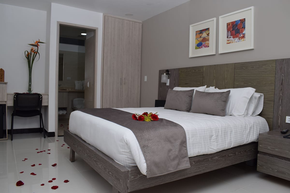 Deluxe Suite | Minibar, in-room safe, desk, WiFi (free)
