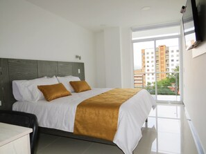 迷你吧、房內夾萬、書桌、免費 Wi-Fi