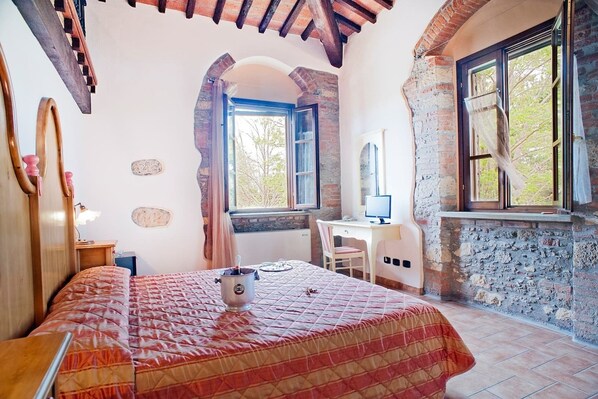 Romantic Room, 1 Bedroom | In-room safe, cribs/infant beds, free WiFi, bed sheets - Podere gli Olmi (Cecina)