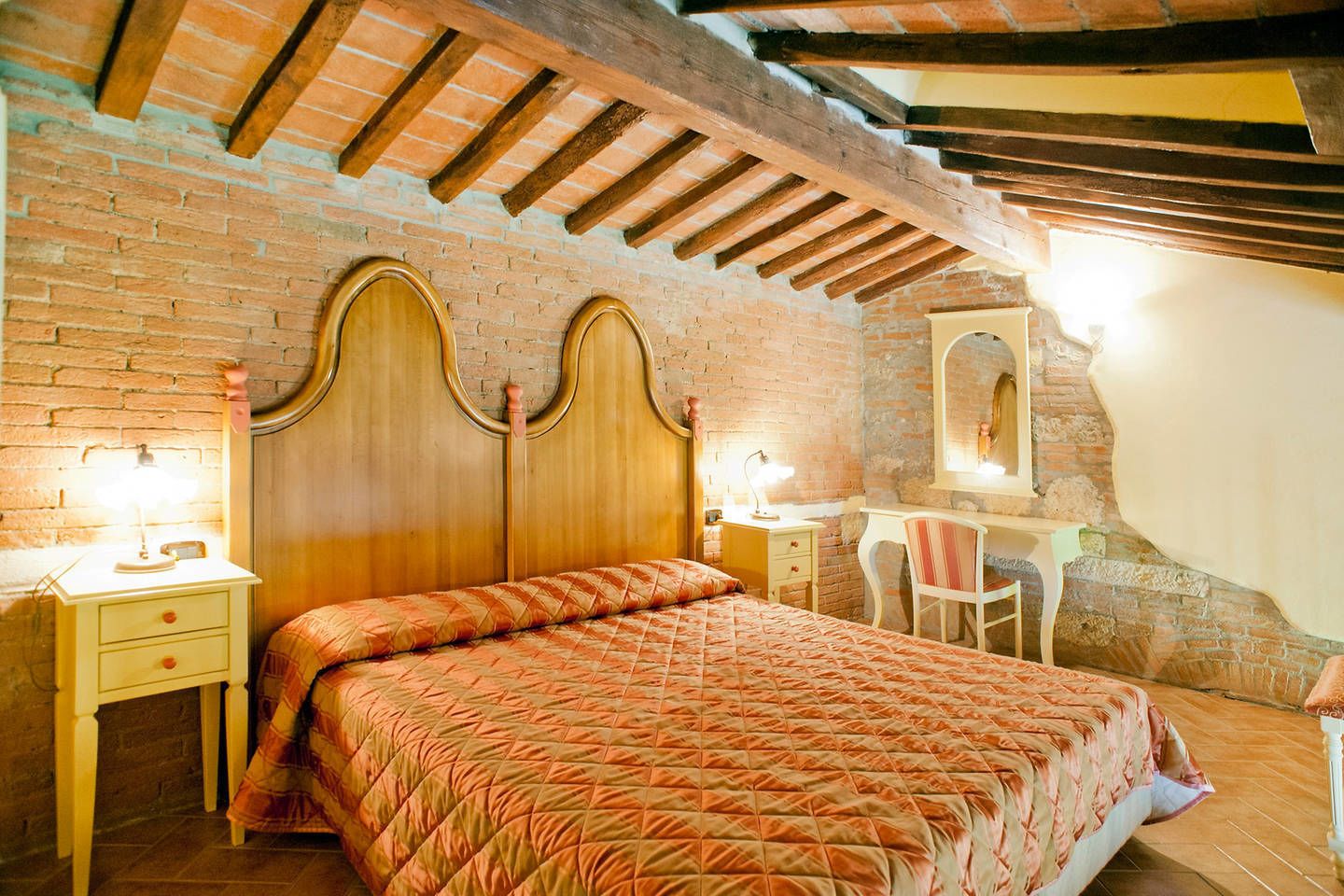 Una cassaforte in camera, culle/letti per bambini (a pagamento)