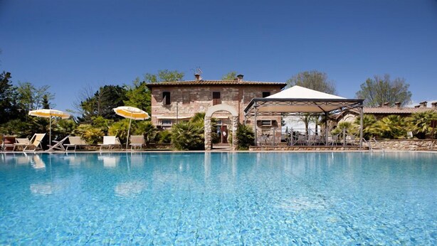 Outdoor pool, pool umbrellas, sun loungers - Podere gli Olmi (Cecina)