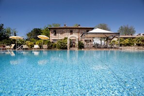 Outdoor pool, pool umbrellas, sun loungers - Podere gli Olmi (Cecina)