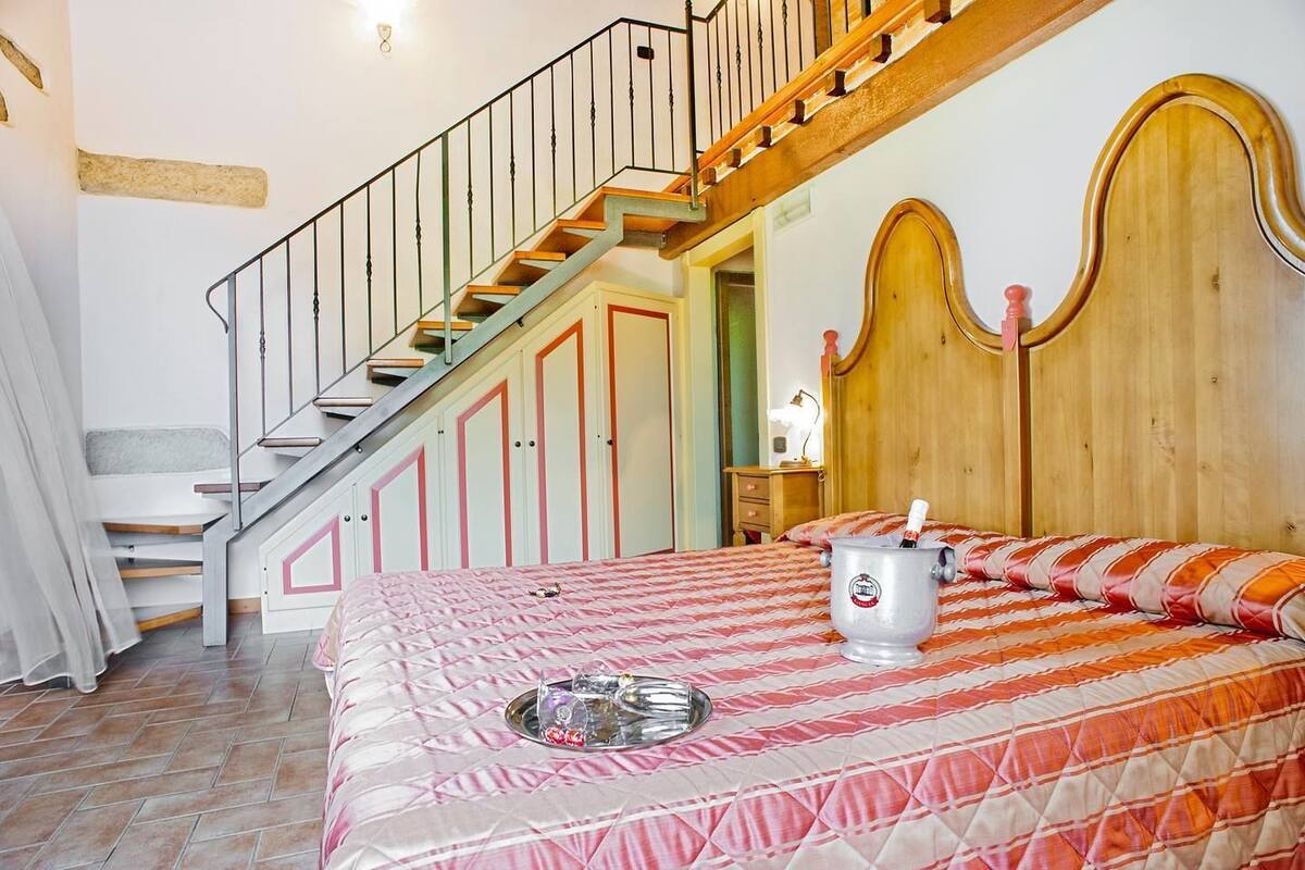 Romantic Room, 1 Bedroom | In-room safe, cribs (surcharge), WiFi (free), bed sheets