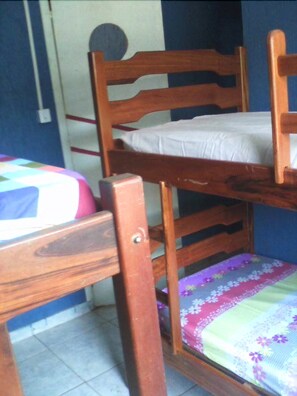 Shared Dormitory, Mixed Dorm, 4 camas (com ar) | Frigobar, ferros/tábuas de passar roupa, Wi-Fi de cortesia