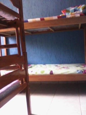 Shared Dormitory, Mixed Dorm, 4 camas (com ar) | Frigobar, ferros/tábuas de passar roupa, Wi-Fi de cortesia