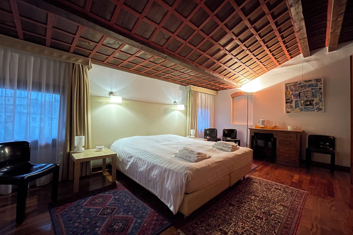 Minibar, desk, soundproofing, cots/infant beds
