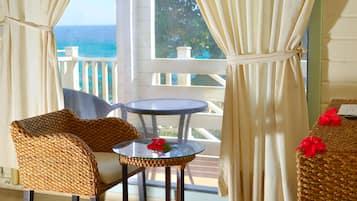 Standard Bungalow, Balcony, Sea View | Living area