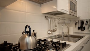 Full-sized fridge, microwave, oven, stovetop