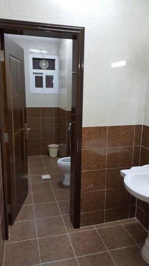 Shower, free toiletries, hair dryer, towels - Golden Seasons Furnished Apartments 2 (Salalah)