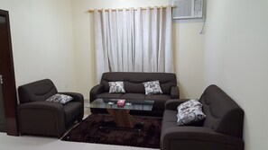 32-inch LCD TV with satellite channels, TV - Golden Seasons Furnished Apartments 2 (Salalah)
