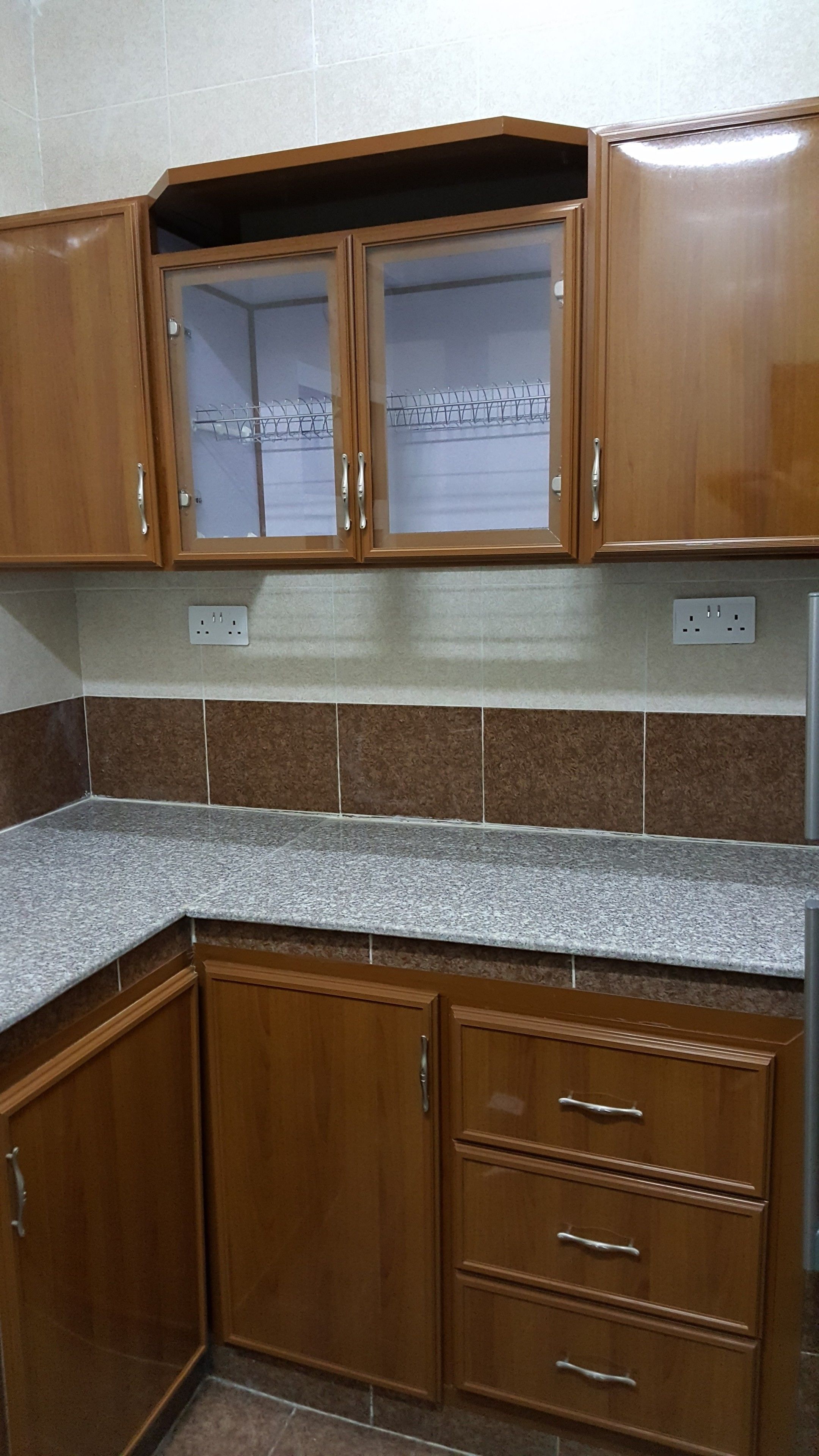Full-size fridge, microwave, oven, electric kettle