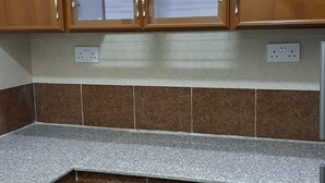 Lemari es besar, microwave, oven, dan ketel listrik