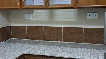 Full-size fridge, microwave, oven, electric kettle