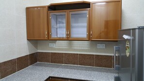 Full-sized fridge, microwave, oven, electric kettle - Golden Seasons Furnished Apartments 2 (Salalah)