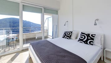 1 habitación, caja de seguridad en la habitación y escritorio