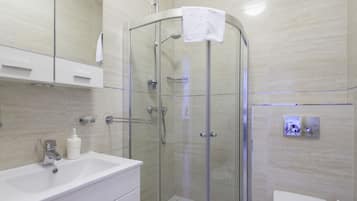 Departamento, 1 habitación, balcón, vista al mar (Supreme) | Baño | Regadera, secadora de cabello, toallas