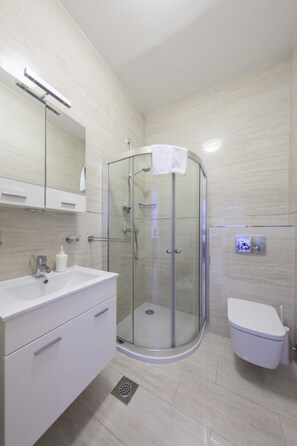 Departamento, 1 habitación, balcón, vista al mar (Supreme) | Baño | Regadera, secadora de cabello, toallas 