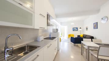 Refrigerador, microondas, placa de cocina, cafetera/tetera