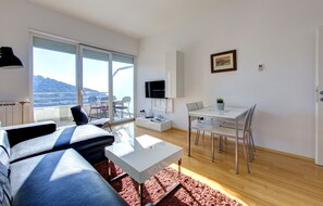 Deluxe-Apartment, 1 Schlafzimmer, Balkon, Meerblick | Wohnzimmer | Flachbildfernseher