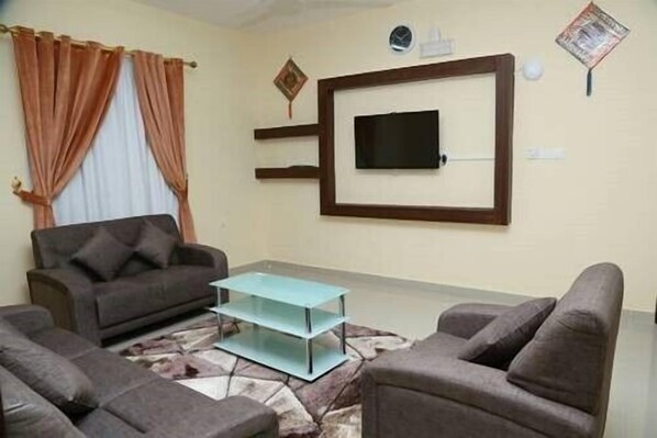 32-inch flat-screen TV with satellite channels, LCD TV - Golden Seasons Furnished Apartments 4 (Salalah)