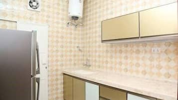 Full-sized fridge, microwave, oven, electric kettle