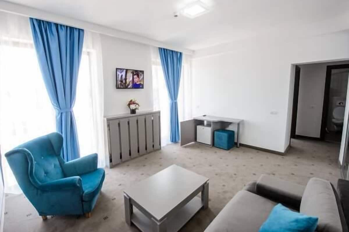 Junior suite, uitzicht op zee | Woonruimte | Een flatscreentelevisie