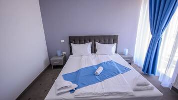 Dobbeltrom, balkong | Minibar, lydisolert og barnesenger (inkludert)