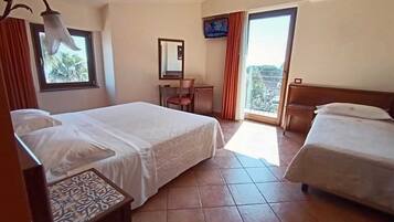 Habitación triple | Minibar, caja de seguridad en la habitación y escritorio