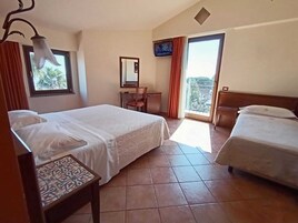 三人房 | 迷你吧、客房内保险箱、办公桌、隔音