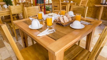 Familie driepersoonskamer, niet-roken (1 Queen and 1 Single Bed) | Een bureau, gratis wifi