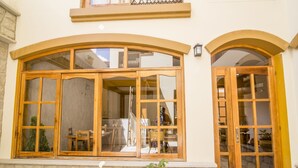 A building with large arched windows and a stone foundation. - Hotel Suiza Peruana (Huaraz)