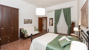 Apartamento, 2 quartos | 2 quartos, individualmente decorados, individualmente mobiliados